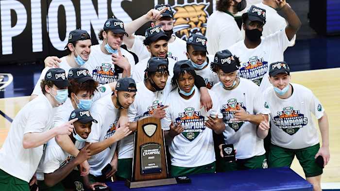 Ohio celebrates its MAC tournament title
